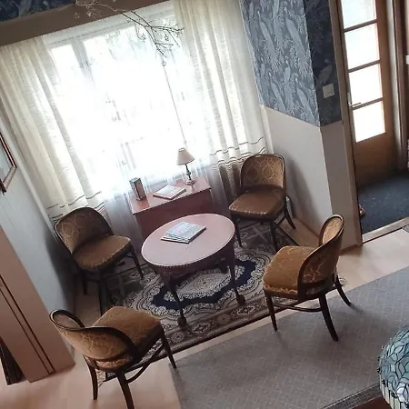 Kortteer Pinkki Huone *